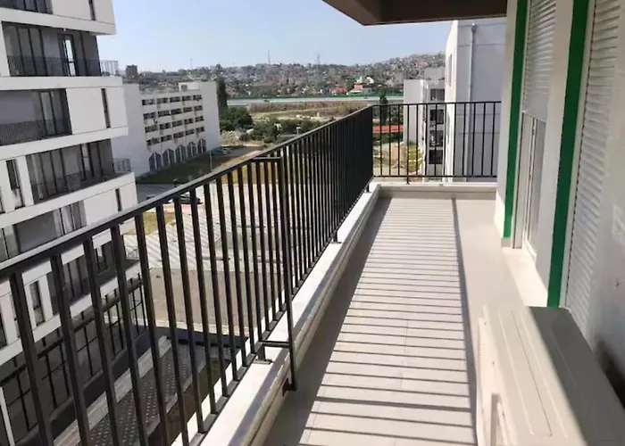 5 Maj, * טיראנה